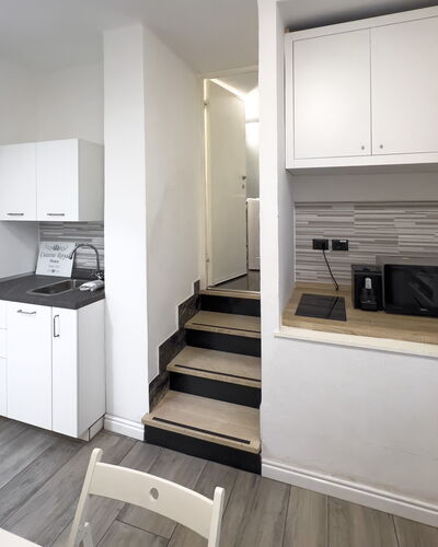 Casa Nina Seconda - Sanremo: Holz, Flooring, Interior Design, Fussboden, Wohnung, Zimmer, Decke, Holzboden, Küche, Major Appliance