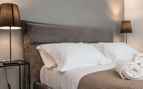 Santo Stefano Raro Rooms Collection: Bett, Schlafzimmer, Möbel, Bedding, Bettdecke, Linens, Interior Design, Dekokissen, Fussboden, Kissen