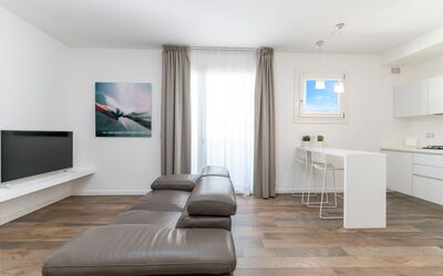 Suite Aria - Raro Rooms Collection - Santo Stefano: Flooring, Fussboden, Interior Design, Möbel, Holzboden, Holz, Decke, Wohnzimmer, Wohnung, Laminatboden