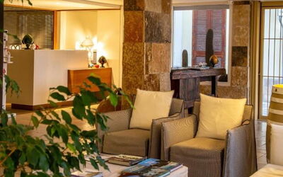 Suite Fuoco - Raro Rooms Collection - Santo Stefan: Möbel, Interior Design, Wand, Flooring, Holz, Fussboden, Decke, Zimmer, Beleuchtung, Wohnzimmer