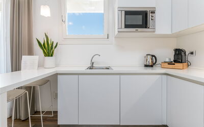 Suite Terra - Raro Rooms Collection - Santo Stefan: Küche, Countertop, Möbel, Interior Design, Küchengerät, Cabinetry, Holz, Flooring, Major Appliance, Zimmer