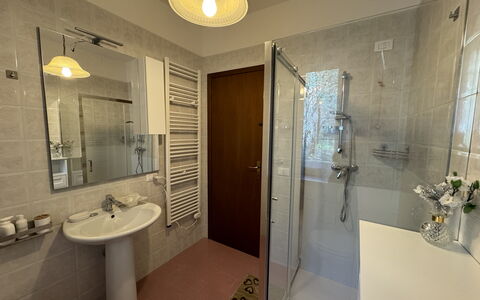 Il Volo Del Nibbio: Armatur, Flooring, Badezimmer, Bad Sink, Fussboden, Interior Design, Sinken, Zapfhahn, Installation, Zimmer