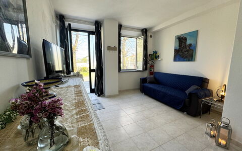 Il Volo Del Nibbio: Interior Design, Fussboden, Flooring, Möbel, Wohnung, Zimmer, Wohnzimmer, Couch, Vorhang