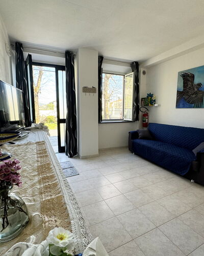 Il Volo Del Nibbio: Interior Design, Fussboden, Flooring, Möbel, Wohnung, Zimmer, Wohnzimmer, Couch, Vorhang