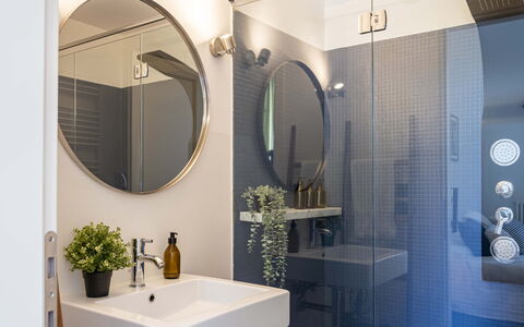 Green Suite Florence: Badezimmer, Armatur, Interior Design, Spiegel, Bad Sink, Flooring, Fussboden, Sinken, Light Fixture, Beleuchtung