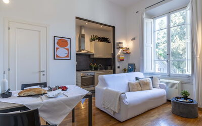 Green Suite Florence: Möbel, Interior Design, Flooring, Zimmer, Tabelle, Couch, Fussboden, Decke, Wohnzimmer, Stuhl