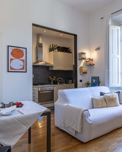 Green Suite Florence: Möbel, Interior Design, Flooring, Zimmer, Tabelle, Couch, Fussboden, Decke, Wohnzimmer, Stuhl