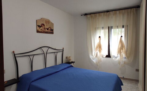 Belvedere Apartment Ac, Budoni: Möbel, Interior Design, Fussboden, Flooring, Bett, Schlafzimmer, Bettdecke, Linens, Bedding, Zimmer