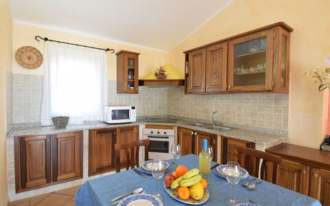 Belvedere Apartment Ac, Budoni: Möbel, Interior Design, Holz, Küche, Cabinetry, Countertop, Flooring, Decke, Zimmer, Beleuchtung