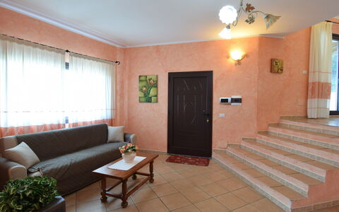 Belvedere Apartment Ac, Budoni: Möbel, Interior Design, Flooring, Fussboden, Couch, Decke, Zimmer, Beleuchtung, Wohnzimmer, Tabelle