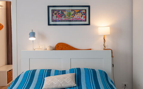 La Casa Dei Mandarini: Möbel, Bett, Interior Design, Schlafzimmer, Bedding, Bettdecke, Wand, Fussboden, Zimmer, Holz