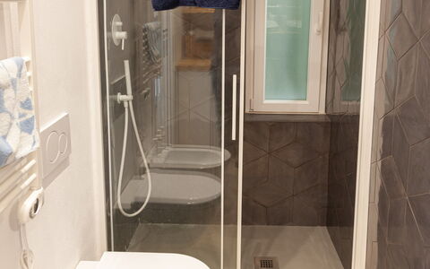 La Casa Dei Mandarini: Flooring, Fussboden, Badezimmer, Toilleten Sitz, Armatur, Interior Design, Toilette, Installation, Fliese, Spiegel