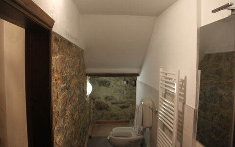 Agriturismo Casa Da Pietro: Wand, Flooring, Fussboden, Zimmer, Decke, Armatur, Steinwand, Fliese, Holzbeize, Installation