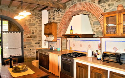 Gina: Küche, Möbel, Interior Design, Wand, Flooring, Holz, Küchengerät, Decke, Herd, Countertop