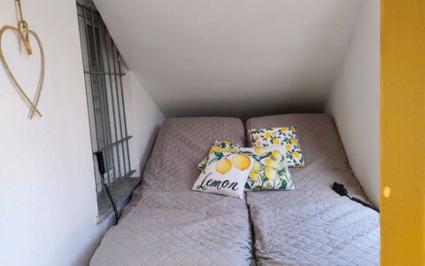 Cottage Wisteria: Holz, Fussboden, Flooring, Schlafzimmer, Interior Design, Möbel, Linens, Bett, Bedding, Zimmer