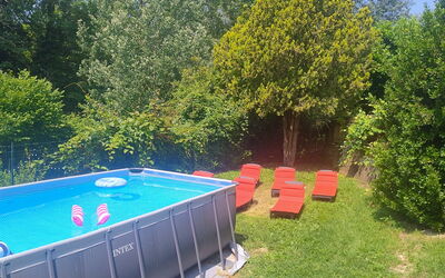 Cottage Wisteria: Garten, Rasen, Hinterhof, Freizeit, Kunststoff, Schatten, Garten, Schwimmbad, Park