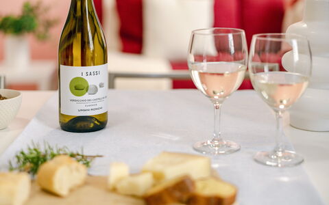 Movie Suite Jesi: Essen, Geschirr, Flasche, Zutat, Barware, Drinkware, Glasflasche