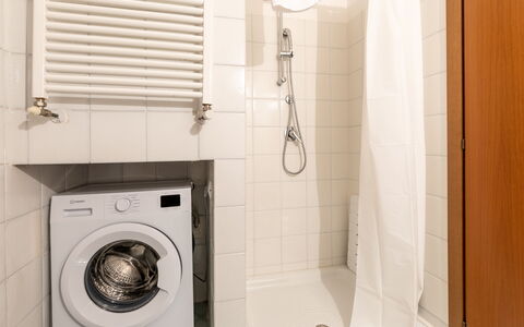 Movie Suite Jesi: Badezimmer, Interior Design, Armatur, Flooring, Fussboden, Installation, Zapfhahn, Zimmer, Toilette, Spiegel