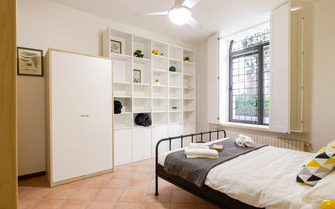 Movie Suite Jesi: Möbel, Interior Design, Flooring, Wand, Fussboden, Schlafzimmer, Regal, Bett, Holz, Regale