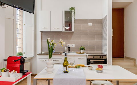Movie Suite Jesi: Möbel, Interior Design, Küche, Flooring, Holz, Küchengerät, Major Appliance, Fussboden, Stuhl, Haushaltsgerät
