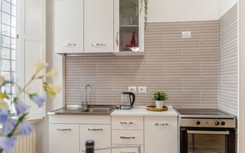 Movie Suite Jesi: Küche, Countertop, Küchengerät, Cabinetry, Major Appliance, Möbel, Holz, Interior Design, Spüle, Zuhause