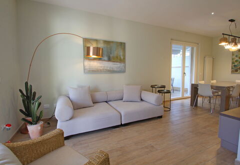 Casa Rossella: Möbel, Interior Design, Flooring, Fussboden, Wand, Couch, Holz, Wohnzimmer, Zimmer, Tabelle