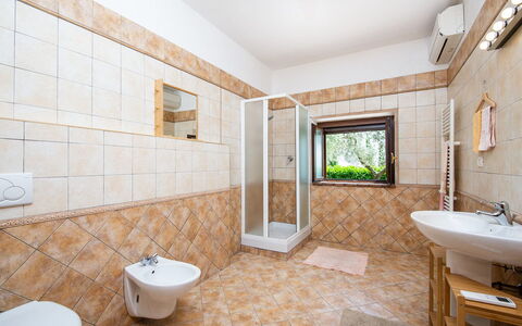 Casa Alloro, Ac, Wifi, Narni: Flooring, Fussboden, Interior Design, Decke, Armatur, Fliese, Zimmer, Installation, Badezimmer