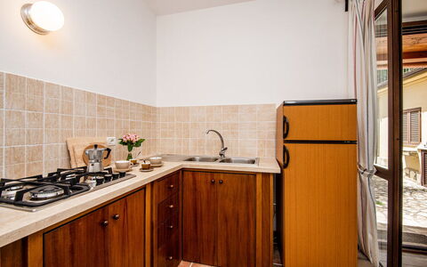 Casa Alloro, Ac, Wifi, Narni: Holz, Küche, Countertop, Major Appliance, Interior Design, Küchengerät, Spüle, Cabinetry, Holzbeize, Sinken