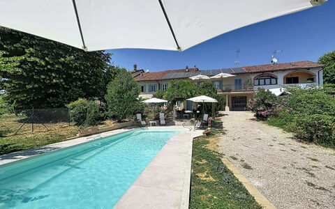 Casetta di Agnese: Schwimmbad, Wohngebiet, Gartenmöbel, Resort, Regenschirm, Freizeit, Estate, Hazienda, Schatten, Villa