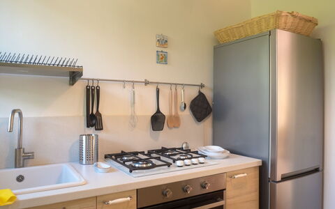 Casa Carla: Küchengerät, Küche, Countertop, Major Appliance, Herd, Herd, Haushaltsgerät, Gasherd, Cabinetry, Möbel