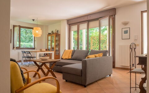 Casa Carla: Möbel, Interior Design, Flooring, Fussboden, Holz, Couch, Zimmer, Decke, Wohnzimmer, Tabelle