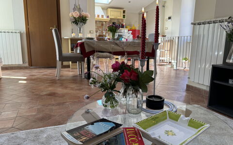 Anna: Möbel, Interior Design, Flooring, Holz, Fussboden, Tabelle, Beleuchtung, Stuhl, Zimmer, Esszimmer