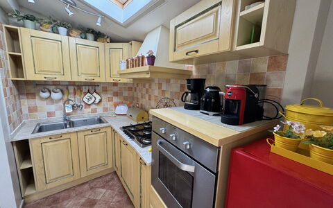 Anna: Küchengerät, Küche, Countertop, Major Appliance, Herd, Cabinetry, Holz, Flooring, Möbel, Interior Design