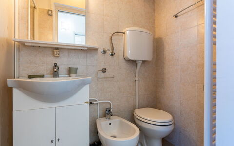 Sanremo 717: Badezimmer, Armatur, Bad Sink, Sinken, Flooring, Fussboden, Toilette, Interior Design, Toilleten Sitz, Zapfhahn