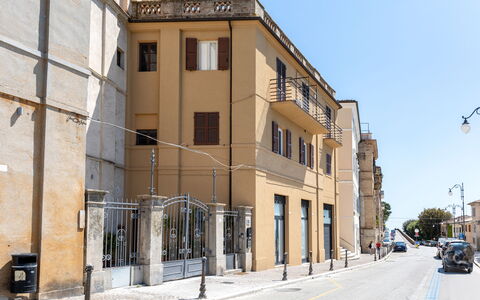 Operapartment: Wohnung, Verbundwerkstoff, Urban Design, Tür, Beton, Eigentumswohnung, Balkon