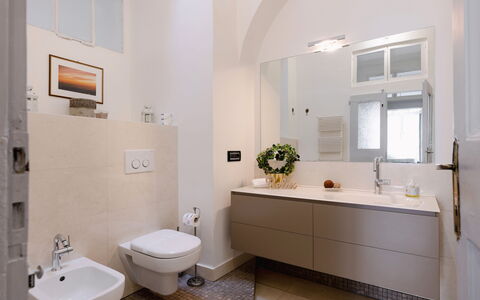 Operapartment: Flooring, Armatur, Interior Design, Sinken, Fussboden, Bad Sink, Badezimmer, Zapfhahn, Toilette, Badezimmerschrank