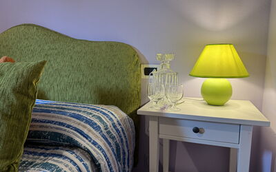 Beta 3: Möbel, Interior Design, Schlafzimmer, Bett, Gelb, Bedding, Linens, Lampenschirm, Bettdecke, Textil