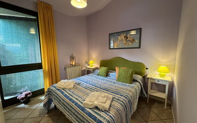 Alfa 5: Möbel, Schlafzimmer, Bett, Interior Design, Zimmer, Bettdecke, Linens, Bedding, Fussboden, Flooring