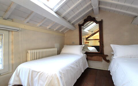 Design Loft, Romantic Retreat, Feltre: Holz, Interior Design, Fussboden, Decke, Flooring, Schlafzimmer, Bett, Zuhause, Hartholz, Dachboden