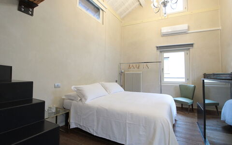 Design Loft, Romantic Retreat, Feltre: Wand, Interior Design, Fussboden, Flooring, Holz, Decke, Möbel, Bett, Schlafzimmer, Beleuchtung