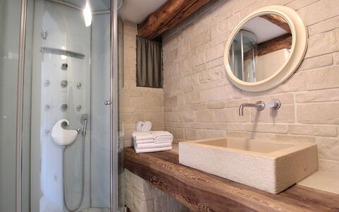 Design Loft, Romantic Retreat, Feltre: Wand, Armatur, Badezimmer, Interior Design, Flooring, Holz, Fussboden, Bad Sink, Sinken, Installation
