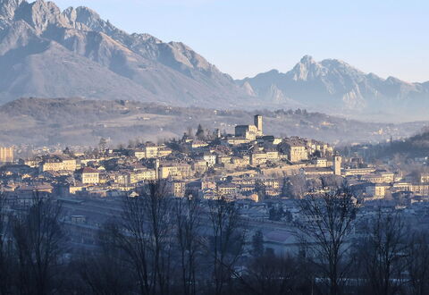 La Casa Di Valbelluna: Bergforms, Hügel, Berg, Stadtgebiet, Stadt, \Stadt, Wohngebiet, Dach, Landschaft, Bergstation