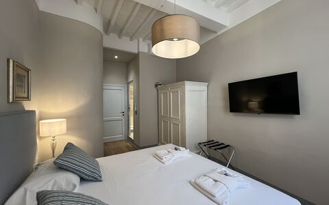 Via Roma 39: Schlafzimmer, Bett, Bettdecke, Bedding, Interior Design, Bettrahmen, Fussboden, Zimmer, Decke, Wohnung