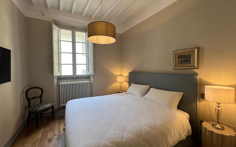 Via Roma 39: Bett, Schlafzimmer, Bedding, Bettdecke, Holz, Interior Design, Möbel, Fussboden, Flooring, Decke