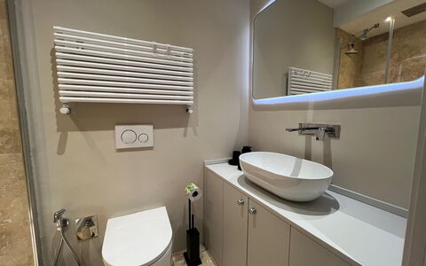Via Roma 39: Badezimmer, Bad Sink, Armatur, Sinken, Flooring, Interior Design, Toilette, Fussboden, Badezimmerschrank, Spiegel