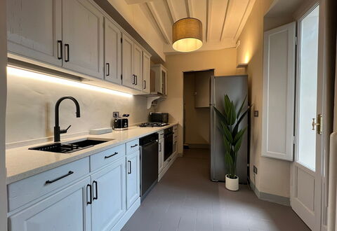 Via Roma 39: Küche, Countertop, Küchengerät, Cabinetry, Interior Design, Major Appliance, Möbel, Flooring, Holz, Herd