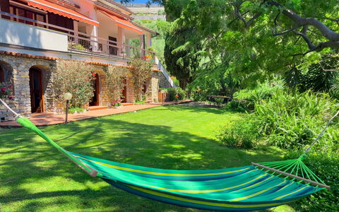 Casa Delle Chicche - Imperia: Resort, Schwimmbad, Garten, Freizeit, Eco Hotel, Gartenmöbel, Schatten, Hazienda, Hinterhof, Landscaping