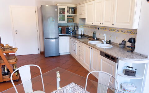Casa Delle Chicche - Imperia: Möbel, Küche, Küchengerät, Countertop, Flooring, Major Appliance, Cabinetry, Interior Design, Holz, Fussboden