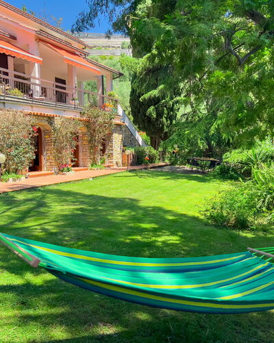 Casa Delle Chicche - Imperia: Resort, Schwimmbad, Garten, Freizeit, Eco Hotel, Gartenmöbel, Schatten, Hazienda, Hinterhof, Landscaping