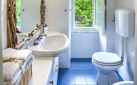 Corso Roma 15 Vacanze - Levanto: Badezimmer, Toilleten Sitz, Armatur, Toilette, Bad Sink, Sinken, Flooring, Zapfhahn, Interior Design, Fussboden